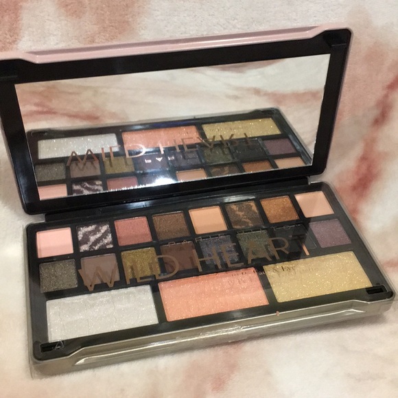 Paris Hilton Other - Paris Hilton Wild Heart Glitsy 19 Piece Eyeshadow Palette NWT ultra blendable